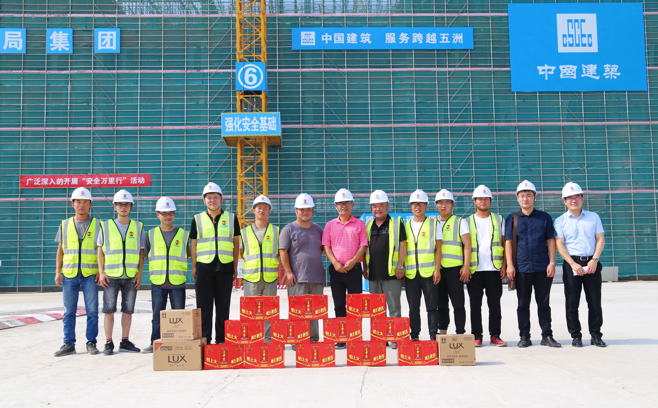 公司董事長(zhǎng)李建軍帶隊(duì)深入一線慰問職工 高溫慰問到一線 情系員工送清涼